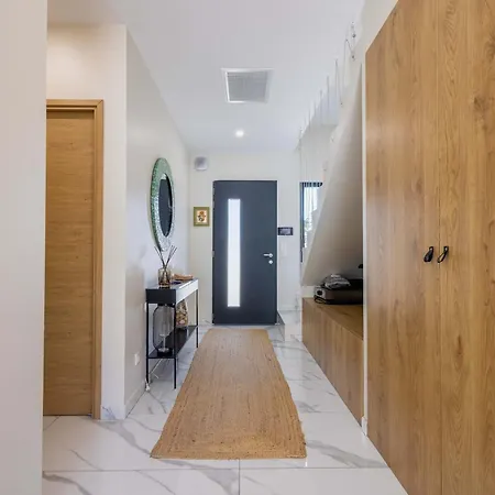 Maison Marly Avec Piscine Privee A *